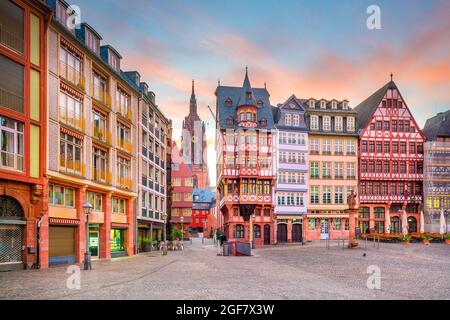 Place de la vieille ville de Francfort, au crépuscule en Allemagne. Banque D'Images