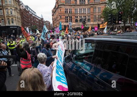 Londres, Royaume-Uni. 23 août 2021. Les activistes environnementaux de la rébellion des extinction bloquent temporairement la circulation à Cambridge Circus pendant la première journée de manifestations impossibles de la rébellion. Extinction la rébellion appelle le gouvernement britannique à mettre fin à tous les nouveaux investissements dans les combustibles fossiles avec effet immédiat. Crédit : Mark Kerrison/Alamy Live News Banque D'Images