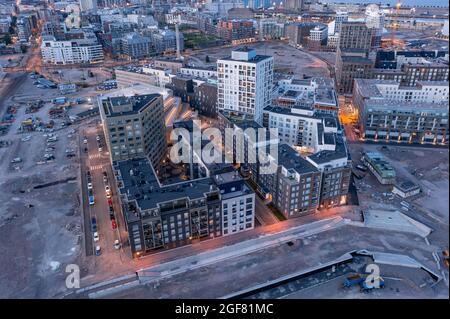 Vue aérienne du tout nouveau quartier de Jatkasaari à Helsinki. Architecture nordique moderne en Finlande. La construction du quartier se poursuit. Banque D'Images