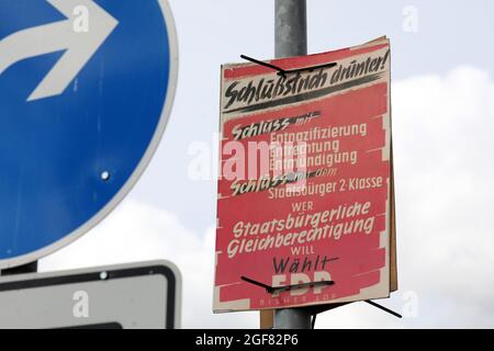 24 août 2021, Mecklembourg-Poméranie occidentale, Teterow : une affiche électorale du FDP pour la première élection fédérale en 1949 est suspendue sur un lampadaire. La police a communiqué avec le Département de la protection de l'État du Département des enquêtes criminelles de Rostock. Il y a été dit que les affiches historiques avaient été tournées dans tout le Mecklembourg-Poméranie occidentale. Photo: Bernd Wüstneck/dpa-Zentralbild/dpa Banque D'Images