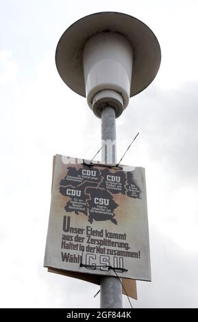 24 août 2021, Mecklembourg-Poméranie occidentale, Teterow: Une affiche électorale de la CDU et du CSU pour la première élection fédérale en 1949 est suspendue sur un lampadaire - l'Allemagne peut être vue dans les frontières avant la Seconde Guerre mondiale. La police a contacté le département spécialisé de la protection de l'État du département d'enquête criminelle de Rostock. Il y a été dit que les affiches historiques avaient paru dans tout le Mecklembourg-Poméranie occidentale. Photo: Bernd Wüstneck/dpa-Zentralbild/dpa Banque D'Images