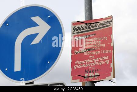 24 août 2021, Mecklembourg-Poméranie occidentale, Teterow : une affiche électorale du FDP pour la première élection fédérale en 1949 est suspendue sur un lampadaire. La police a communiqué avec le Département de la protection de l'État du Département des enquêtes criminelles de Rostock. Il y a été dit que les affiches historiques avaient été tournées dans tout le Mecklembourg-Poméranie occidentale. Photo: Bernd Wüstneck/dpa-Zentralbild/dpa Banque D'Images