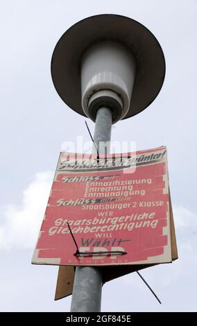 24 août 2021, Mecklembourg-Poméranie occidentale, Teterow : une affiche électorale du FDP pour la première élection fédérale en 1949 est suspendue sur un lampadaire. La police a communiqué avec le Département de la protection de l'État du Département des enquêtes criminelles de Rostock. Il y a été dit que les affiches historiques avaient été tournées dans tout le Mecklembourg-Poméranie occidentale. Photo: Bernd Wüstneck/dpa-Zentralbild/dpa Banque D'Images