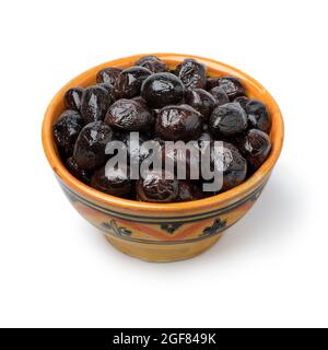 Bol avec olives traditionnelles noires marocaines pour le petit déjeuner, isolé sur fond blanc Banque D'Images