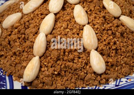 Le sellou traditionnel marocain fait maison est décoré d'amandes grillées en gros plan Banque D'Images