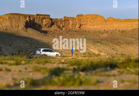 (210824) -- YINCHUAN, 24 août 2021 (Xinhua) -- Li Shixiang enquête sur une section de la Grande Muraille dans la ville de Yinchuan, dans la région autonome de Ningxia hui, dans le nord-ouest de la Chine, le 13 août 2021. Li Shixiang, 45 ans, vit dans le comté de Haiyuan à Ningxia et s'occupe de la recherche et de la protection de la Grande Muraille depuis plus de 15 ans. Quand Li était étudiant au collège, il vivait près d'une ville ancienne. Les murs anciens et les pièces de monnaie anciennes dispersées l'intéressaient et il visitait la ville avec ses amis chaque week-end. Lorsqu'il a grandi, Li a dirigé conjointement une entreprise d'impression, ce qui lui a donné la chance de visiter di Banque D'Images