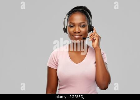 femme afro-américaine en casque avec micro Banque D'Images