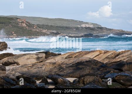 Vue vers le sud sur des rochers et des vagues à Redgate Surf break, Calgardup Bay, Redgate, Australie occidentale Banque D'Images