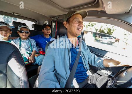 (210824) -- YINCHUAN, 24 août 2021 (Xinhua) -- Li Shixiang conduit ses enfants dans une ancienne ville du comté de Haiyuan, dans la région autonome de Ningxia hui, dans le nord-ouest de la Chine, le 13 août 2021. Li Shixiang, 45 ans, vit dans le comté de Haiyuan à Ningxia et s'occupe de la recherche et de la protection de la Grande Muraille depuis plus de 15 ans. Quand Li était étudiant au collège, il vivait près d'une ville ancienne. Les murs anciens et les pièces de monnaie anciennes dispersées l'intéressaient et il visitait la ville avec ses amis chaque week-end. Lorsqu'il a grandi, Li a dirigé conjointement une entreprise d'impression, ce qui lui a donné la chance de visiter dif Banque D'Images