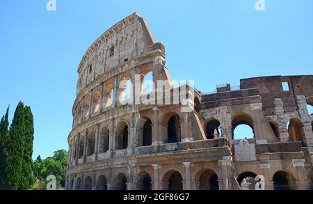 Le Colisée, connu à l'origine sous le nom d'Amphitheatrum Flavium ou simplement d'Amphitheatrum, situé dans le centre de la ville de Rome, est la plus grande amphith Banque D'Images