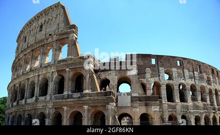 Le Colisée, connu à l'origine sous le nom d'Amphitheatrum Flavium ou simplement d'Amphitheatrum, situé dans le centre de la ville de Rome, est la plus grande amphith Banque D'Images