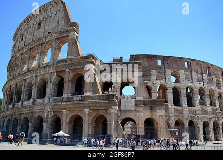 Le Colisée, connu à l'origine sous le nom d'Amphitheatrum Flavium ou simplement d'Amphitheatrum, situé dans le centre de la ville de Rome, est la plus grande amphith Banque D'Images