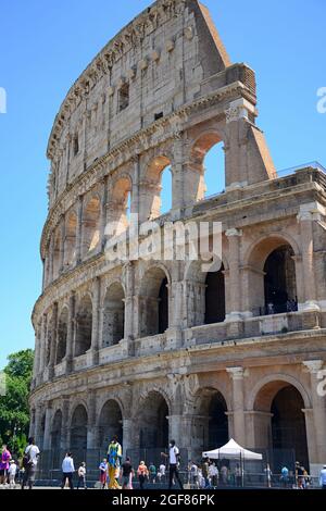 Le Colisée, connu à l'origine sous le nom d'Amphitheatrum Flavium ou simplement d'Amphitheatrum, situé dans le centre de la ville de Rome, est la plus grande amphith Banque D'Images