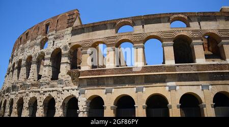 Le Colisée, connu à l'origine sous le nom d'Amphitheatrum Flavium ou simplement d'Amphitheatrum, situé dans le centre de la ville de Rome, est la plus grande amphith Banque D'Images