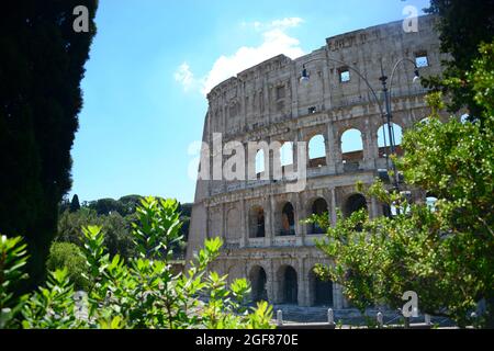 Le Colisée, connu à l'origine sous le nom d'Amphitheatrum Flavium ou simplement d'Amphitheatrum, situé dans le centre de la ville de Rome, est la plus grande amphith Banque D'Images