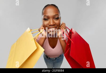 bonne femme afro-américaine avec sac de shopping Banque D'Images