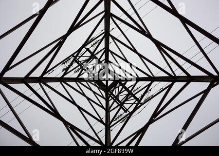 Directement au-dessous de l'électricité pylône contre Sky. Motif abstrait de la vue de dessous du pôle haute tension Banque D'Images