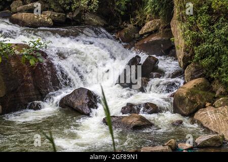 Petite chute d'eau à Ramboda, sur le chemin de Nuwara Eliya, Sri Lanka Banque D'Images