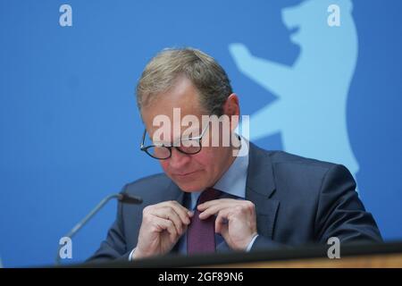 Berlin, Allemagne. 24 août 2021. Michael Müller (SPD), maire au pouvoir, redresse sa cravate lors d'une conférence de presse après une réunion du Sénat de Berlin. Entre autres choses, le Sénat a traité de sujets comme la construction de logements à Berlin et l'arrivée des forces afghanes locales dans la capitale. Credit: Jörg Carstensen/dpa/Alay Live News Banque D'Images