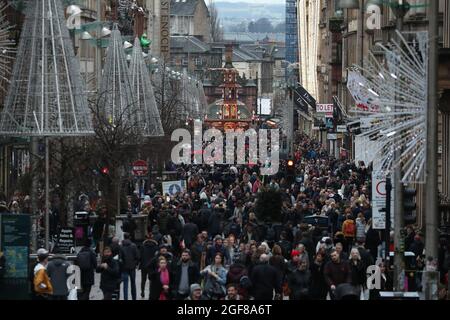 Photo du dossier datée du 22/12/19 de shoppers à Buchanan Street, Glasgow. Les détaillants exhortent le gouvernement écossais à rejeter les propositions visant à fermer de grands magasins le jour de l'an. Mardi marque la dernière journée d'une consultation sur un changement possible de la loi visant à empêcher l'ouverture des grandes entreprises de détail le 1er janvier. Date de publication : le mardi 24 août 2021. Banque D'Images