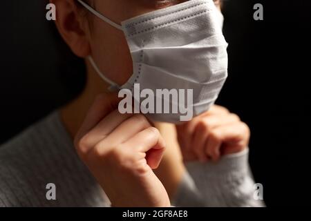 femme malade ajustant le masque de protection médical Banque D'Images