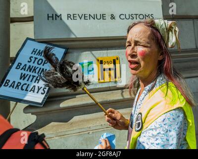 Londres, Royaume-Uni. 24 août 2021. Les femmes de ménage arrivent pour nettoyer le bâtiment - XR Cymru manifestations devant HM Revenue and Customs sur Whitehall au sujet de l'implication des gouvernements dans les industries des combustibles fossiles et aussi Barclays record des financer - extinction la rébellion commence deux semaines de protestation, sous le nom de l'impossible rébellion, à Londres. Crédit : Guy Bell/Alay Live News Banque D'Images