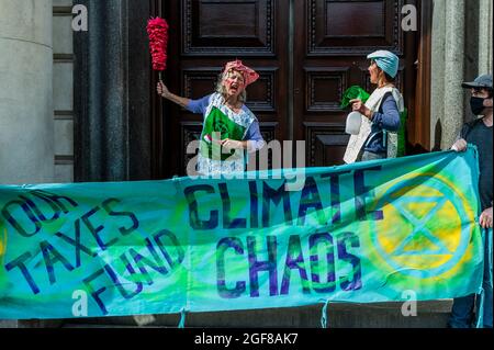 Londres, Royaume-Uni. 24 août 2021. Les femmes de ménage arrivent pour nettoyer le bâtiment - XR Cymru manifestations devant HM Revenue and Customs sur Whitehall au sujet de l'implication des gouvernements dans les industries des combustibles fossiles et aussi Barclays record des financer - extinction la rébellion commence deux semaines de protestation, sous le nom de l'impossible rébellion, à Londres. Crédit : Guy Bell/Alay Live News Banque D'Images