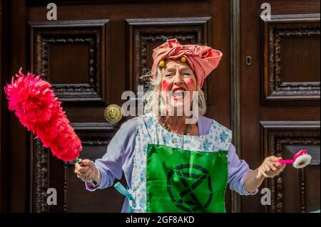 Londres, Royaume-Uni. 24 août 2021. Les femmes de ménage arrivent pour nettoyer le bâtiment - XR Cymru manifestations devant HM Revenue and Customs sur Whitehall au sujet de l'implication des gouvernements dans les industries des combustibles fossiles et aussi Barclays record des financer - extinction la rébellion commence deux semaines de protestation, sous le nom de l'impossible rébellion, à Londres. Crédit : Guy Bell/Alay Live News Banque D'Images