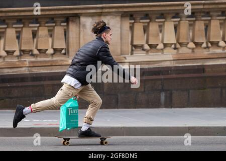 Melbourne, Australie, 15 juillet 2020. Un skateboarder est vu patiner par le Parlement pendant la COVID 19 le 15 juillet 2020 à Melbourne, en Australie. 238 autres cas de COVID-19 ont été découverts du jour au lendemain, ce qui porte les cas actifs de Victoria à plus de 2000, des spéculations sont en hausse sur le fait que presque tous les cas actuels de Victoria proviennent du programme de quarantaine d'hôtels bâclée du gouvernement Andrews ainsi que de la manifestation Black Lives Matter. Le premier ministre Daniel Andrews avertit que Victoria pourrait passer à l'étape 4 de verrouillage si ces chiffres élevés continuent. Crédit : Dave Helison/Speed Media/Alamy Live News Banque D'Images