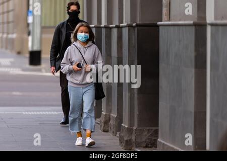 Melbourne, Australie, 15 juillet 2020. Les habitants de la région portent des masques faciaux dans le CBD lors de la COVID 19 le 15 juillet 2020 à Melbourne, en Australie. 238 autres cas de COVID-19 ont été découverts du jour au lendemain, ce qui porte les cas actifs de Victoria à plus de 2000, des spéculations sont en hausse sur le fait que presque tous les cas actuels de Victoria proviennent du programme de quarantaine d'hôtels bâclée du gouvernement Andrews ainsi que de la manifestation Black Lives Matter. Le premier ministre Daniel Andrews avertit que Victoria pourrait passer à l'étape 4 de verrouillage si ces chiffres élevés continuent. Crédit : Dave Helison/Speed Media/Alamy Live News Banque D'Images