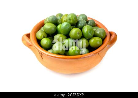 Olives vertes siciliennes dans un bol en terre cuite sur fond blanc Banque D'Images