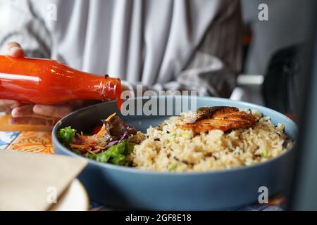 Menu de riz frit sur une grande assiette Banque D'Images