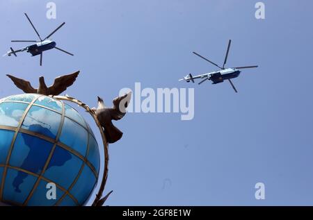 KIEV, UKRAINE - 24 AOÛT 2021 - hélicoptères présentés lors du défilé militaire solennel à l'occasion du 30e anniversaire de l'indépendance de l'Ukraine, Kiev, capitale de l'Ukraine crédit: UKRINFORM/Alay Live News Banque D'Images