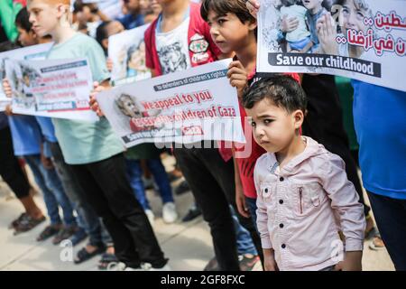 Gaza, Palestine. 24 août 2021. Des enfants palestiniens brandissent des banderoles au cours d'un événement pour envoyer des messages humanitaires au monde afin de mettre fin au siège de Gaza par Israël. Crédit : SOPA Images Limited/Alamy Live News Banque D'Images