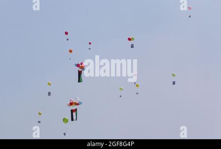 Gaza, Palestine. 24 août 2021. Vue des ballons lancés par des enfants palestiniens au cours d'un événement pour envoyer des messages humanitaires au monde pour mettre fin au siège de Gaza par Israël. (Photo par Ahmed Zakot/SOPA Images/Sipa USA) crédit: SIPA USA/Alay Live News Banque D'Images