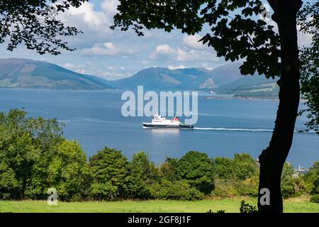 Rothesay, île de Bute, Écosse, Royaume-Uni. 24 août 2021. Météo au Royaume-Uni - autrefois le brouillard du matin qui a conduit à l'annulation des ferries tôt de Weymss Bay, l'île de Bute semblait aussi jolie qu'une carte postale avec un ciel bleu et un soleil glorieux. Photo MV Argyle naviguant dans Rothesay crédit: Kay Roxby/Alay Live News Banque D'Images