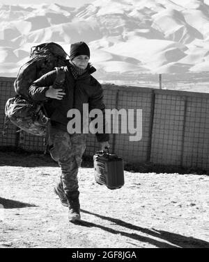 Cpl. (F-4) Mezzullo Filomena, soldat de montagne de la 6e Compagnie, bataillon Tolmezzo, 8 Alpini Regiment, Julia Brigade, se prépare pour un convoi de combat Outpost Sigma à la base opérationnelle avancée Todd, Bala Murghab, province de Baghdis, Afghanistan, le 14 janvier, 2011. Pour Filomena, être Alpini signifie une unité entre son frère et sa sœur, les soldats alpins. Banque D'Images