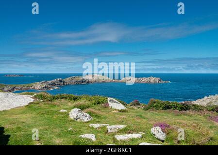 La vue de près du château du roi Charles, Tresco en direction de Shipman Head, Bryher, Isles of Scilly Banque D'Images