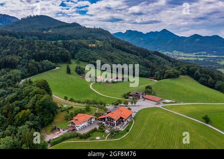 L'Alm Seiser au lac Chiemsee tourné par un drone d'en haut - le magnifique restaurant dans les alpes bavaroises dans le sud de l'allemagne. Banque D'Images