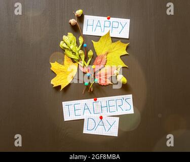 Journée des enseignants. Vacances, composition de l'école avec bouquet d'automne, inscription Happy Teachers Day sur un tableau noir avec des points forts. Fait à la main en automne Banque D'Images