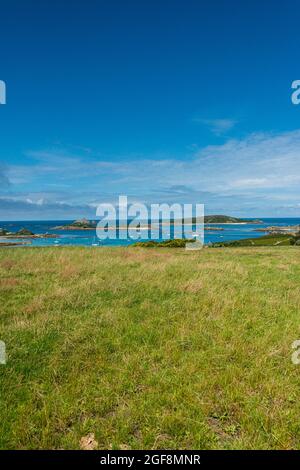 Vieux port de Grimsby vu de Racket Town Road, Tresco, îles de Scilly Banque D'Images