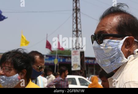 Beawar, Rajasthan, Inde, 24 août 2021 : hommes indiens portant un masque facial protecteur dans le contexte de la pandémie COVID-19 en cours à Beawar. Crédit : Sumit Saraswat/Alay Live News Banque D'Images