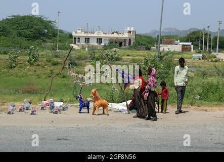 Beawar, Rajasthan, Inde, 24 août 2021: Vendeur de rue vendant des jouets, attend le client à un bord de route sur l'autoroute nationale Ahmedabad-Delhi à Beawar. Crédit : Sumit Saraswat/Alay Live News Banque D'Images