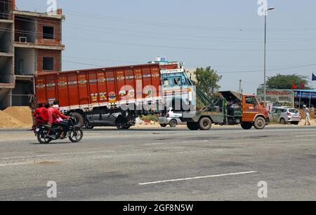 Beawar, Rajasthan, Inde, 24 août 2021 : une petite grue porte un camion endommagé sur l'autoroute nationale Ahmedabad-Delhi à Beawar. Crédit : Sumit Saraswat/Alay Live News Banque D'Images