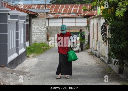 Palu, Indonésie. 24 août 2021. L'équipe de police centrale de Sulawesi bom (Gegana) a vaporisé du liquide désinfectant dans une zone résidentielle de Palu City, dans le centre de Sulawesi. Cet effort a été fait pour briser la chaîne de la propagation de Covid-19 qui est de plus en plus répandue dans la région. (Photo par Adi Pranata/Pacific Press/Sipa USA) crédit: SIPA USA/Alay Live News Banque D'Images