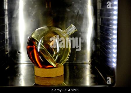 huile de cannabis de haute qualité en laboratoire dans une bouteille en verre. Banque D'Images