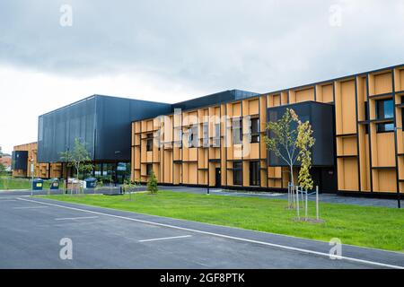 Kuressaare, Estonie - 23 août 2021 : bâtiment Saarema Gümnaasium (Saarema Gymnasium). Nouvelle école secondaire publique. Banque D'Images