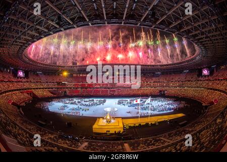 Tokyo, Japon. 24 août 2021. Les feux d'artifice explosent au-dessus du stade olympique après l'illumination du chaudron lors de la cérémonie d'ouverture des Jeux paralympiques de Tokyo de 2020 à Tokyo, au Japon, le 24 août 2021. Credit: Xiong Qi/Xinhua/Alay Live News Banque D'Images