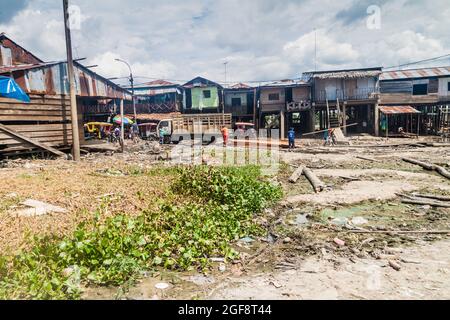 IQUITOS, PÉROU - 19 JUILLET 2015 : environs du port de Bellavista Nanay à Iquitos, Pérou Banque D'Images