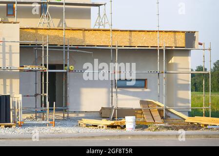 Déchets de construction devant un bâtiment inachevé. Déchets devant le chantier Banque D'Images